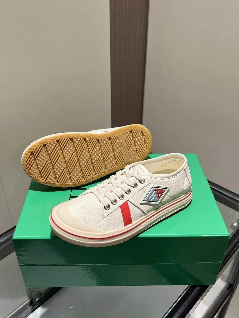 p518🐮🐮Bottega Veneta BV's latest Eliot series, retro basketball shoes, casual sports canvas shoes, become gods when they are launched! [Celebration] [Celebration] A 1:1 copy of the original version, [Fireworks] original material, [Fireworks] original color system, inspired by retro basketball sneakers, the color combination highlights youthful vitality, and perfectly interprets the theme of youth and childlike innocence. The details are also very particular. The summer canvas brings excellent durability and comfort. Designs such as calfskin trim, rubber toe caps and hand-painted retro red lines are full of retro feel. The round toe and convex sole add a modern feel and are suitable for various styles. Easily create a fashionable atmosphere. The upper foot is the focus...can be worn as a couple's shoes...each shoe has more taste and attitude! Fabric: Original customized high-density canvas + cowhide Lining: Original customized breathable canvas Insole: movable latex cowhide insole. Sole: original molded non-slip and wear-resistant TPU material. Sole thickness: 3cm. Size: women's size 35#-40#, men's size 39#-45#.